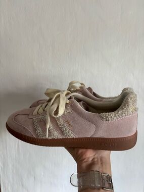 Back 70 women’s sneakers